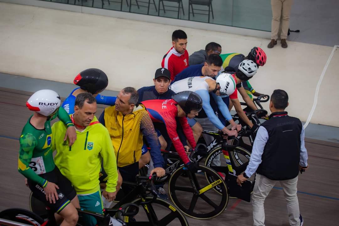 Arthur Gobbi com a equipe e técnico